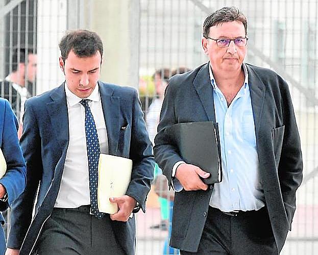 Juan José Beltrán, a la derecha, con un letrado. 