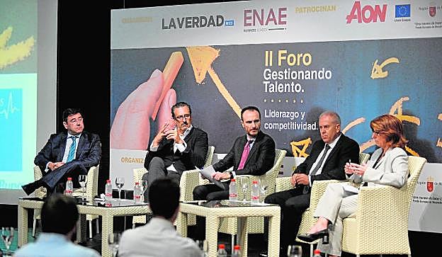 Ramón Vera, Antonio Moar, Víctor Rodríguez, Luis Hernández y Mª José Bernal, durante su intervención en la mesa de experiencias celebrada en el foro. 