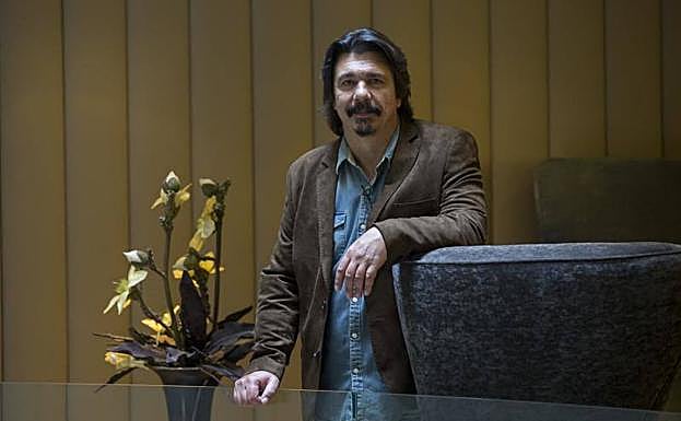 El escritor argentino Dardo Scavino posa para los medios este miércoles en Barcelona.