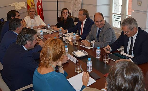 Reunión del consejero de Fomento e Infraestructuras, Patricio Valverde, con los consejeros de Transportes de Madrid, Castilla y León, La Rioja y Galicia.