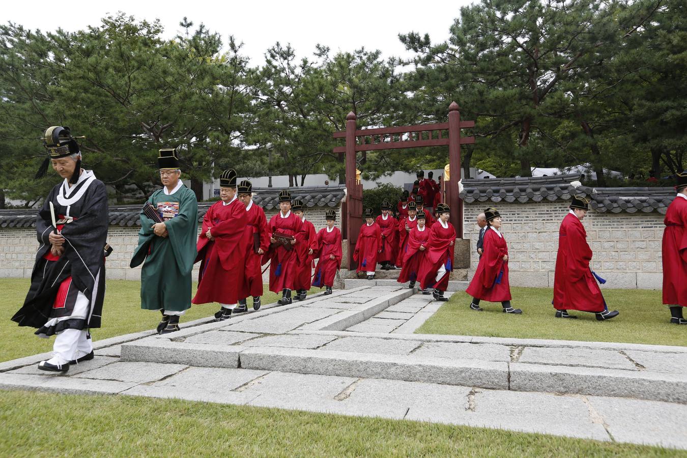 Funcionarios surcoreanos vestidos con trajes tradicionales participan en una ceremonia conmemorativa del festival religioso 'Sajik Daeje' en Seúl. Esta ceremonia se celebra todos los años en septiembre y en ella se honra al dios de la tierra y de los cereales.