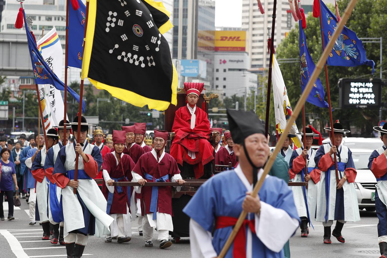Funcionarios surcoreanos vestidos con trajes tradicionales participan en una ceremonia conmemorativa del festival religioso 'Sajik Daeje' en Seúl. Esta ceremonia se celebra todos los años en septiembre y en ella se honra al dios de la tierra y de los cereales.