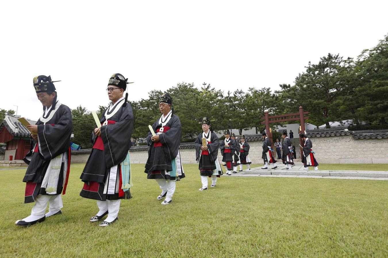 Funcionarios surcoreanos vestidos con trajes tradicionales participan en una ceremonia conmemorativa del festival religioso 'Sajik Daeje' en Seúl. Esta ceremonia se celebra todos los años en septiembre y en ella se honra al dios de la tierra y de los cereales.
