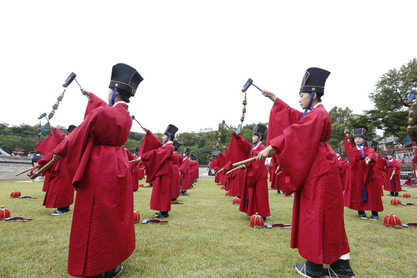 Funcionarios surcoreanos vestidos con trajes tradicionales participan en una ceremonia conmemorativa del festival religioso 'Sajik Daeje' en Seúl. Esta ceremonia se celebra todos los años en septiembre y en ella se honra al dios de la tierra y de los cereales.
