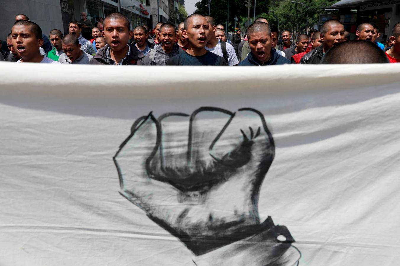 Familiares y amigos de los estudiantes desaparecidos en Ayotzinapa se manifiestan en Ciudad de México para exigir justicia en el mismo día en que se cumplen cuatro años de la desaparición de los 43 estudiantes, en el sureño estado de Guerrero.