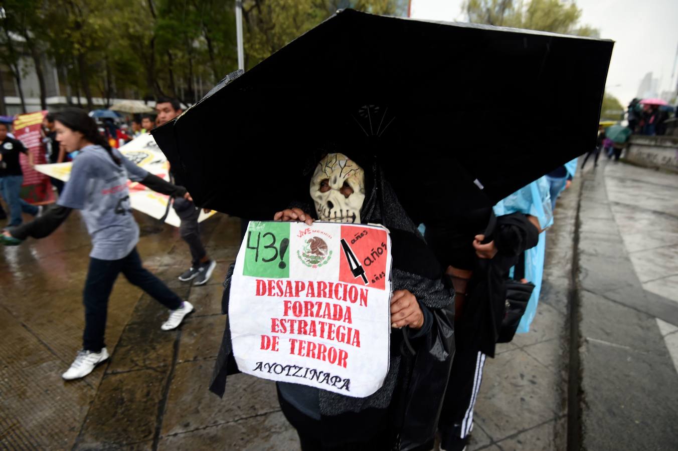 Familiares y amigos de los estudiantes desaparecidos en Ayotzinapa se manifiestan en Ciudad de México para exigir justicia en el mismo día en que se cumplen cuatro años de la desaparición de los 43 estudiantes, en el sureño estado de Guerrero.