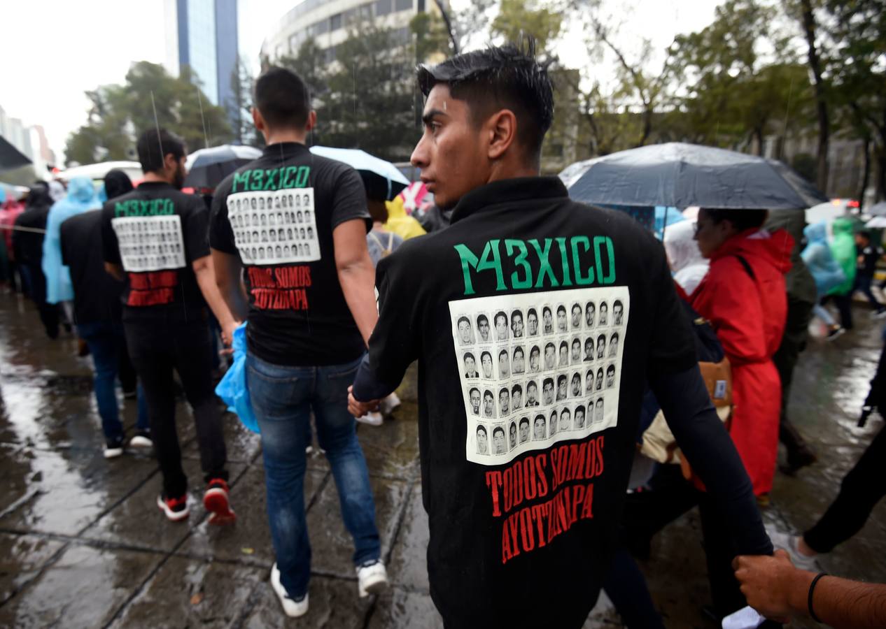 Familiares y amigos de los estudiantes desaparecidos en Ayotzinapa se manifiestan en Ciudad de México para exigir justicia en el mismo día en que se cumplen cuatro años de la desaparición de los 43 estudiantes, en el sureño estado de Guerrero.