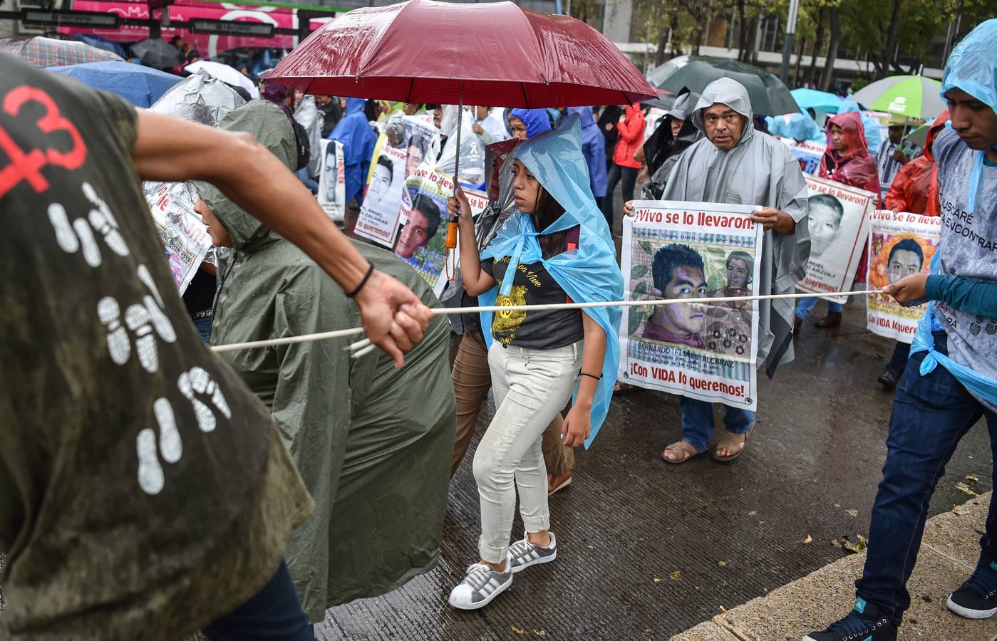 Familiares y amigos de los estudiantes desaparecidos en Ayotzinapa se manifiestan en Ciudad de México para exigir justicia en el mismo día en que se cumplen cuatro años de la desaparición de los 43 estudiantes, en el sureño estado de Guerrero.