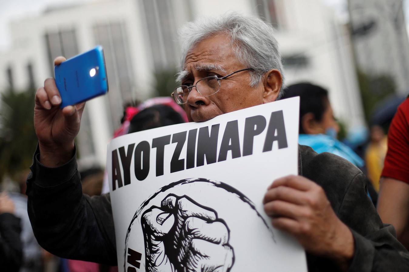 Familiares y amigos de los estudiantes desaparecidos en Ayotzinapa se manifiestan en Ciudad de México para exigir justicia en el mismo día en que se cumplen cuatro años de la desaparición de los 43 estudiantes, en el sureño estado de Guerrero.