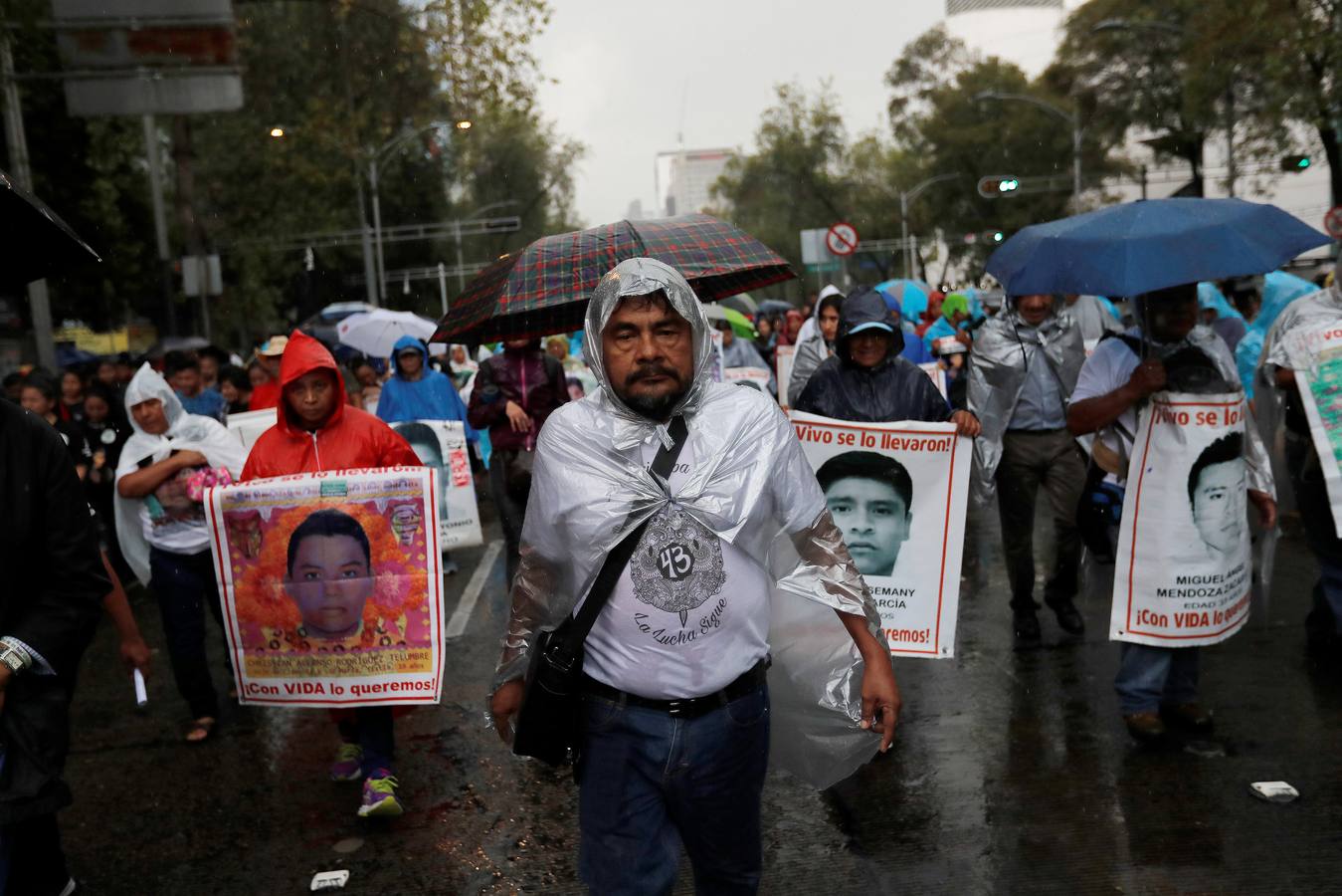 Familiares y amigos de los estudiantes desaparecidos en Ayotzinapa se manifiestan en Ciudad de México para exigir justicia en el mismo día en que se cumplen cuatro años de la desaparición de los 43 estudiantes, en el sureño estado de Guerrero.