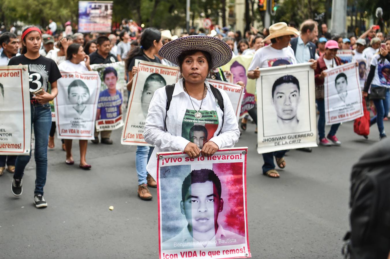 Familiares y amigos de los estudiantes desaparecidos en Ayotzinapa se manifiestan en Ciudad de México para exigir justicia en el mismo día en que se cumplen cuatro años de la desaparición de los 43 estudiantes, en el sureño estado de Guerrero.