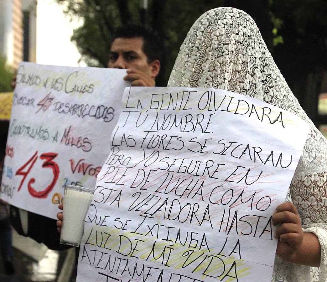 Familiares y amigos de los estudiantes desaparecidos en Ayotzinapa se manifiestan en Ciudad de México para exigir justicia en el mismo día en que se cumplen cuatro años de la desaparición de los 43 estudiantes, en el sureño estado de Guerrero.