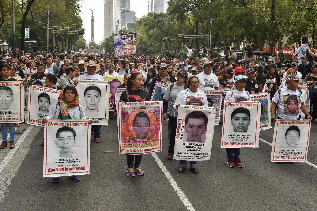 Familiares y amigos de los estudiantes desaparecidos en Ayotzinapa se manifiestan en Ciudad de México para exigir justicia en el mismo día en que se cumplen cuatro años de la desaparición de los 43 estudiantes, en el sureño estado de Guerrero.