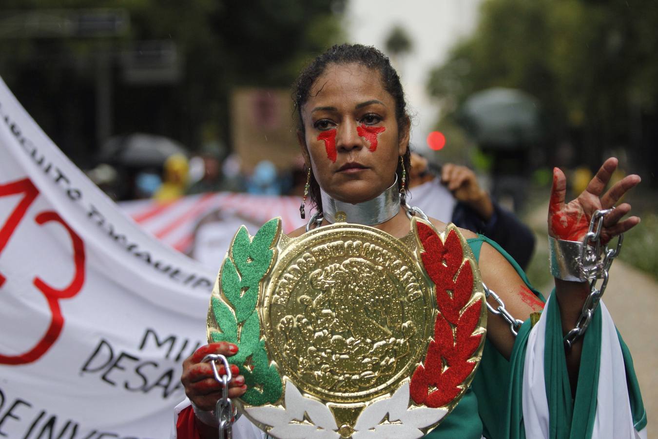 Familiares y amigos de los estudiantes desaparecidos en Ayotzinapa se manifiestan en Ciudad de México para exigir justicia en el mismo día en que se cumplen cuatro años de la desaparición de los 43 estudiantes, en el sureño estado de Guerrero.