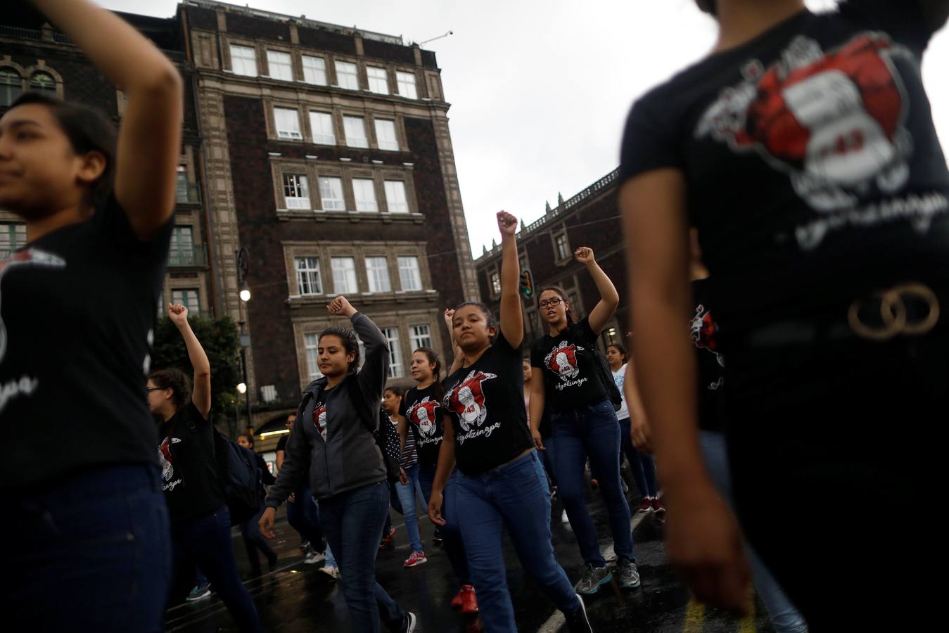 Familiares y amigos de los estudiantes desaparecidos en Ayotzinapa se manifiestan en Ciudad de México para exigir justicia en el mismo día en que se cumplen cuatro años de la desaparición de los 43 estudiantes, en el sureño estado de Guerrero.