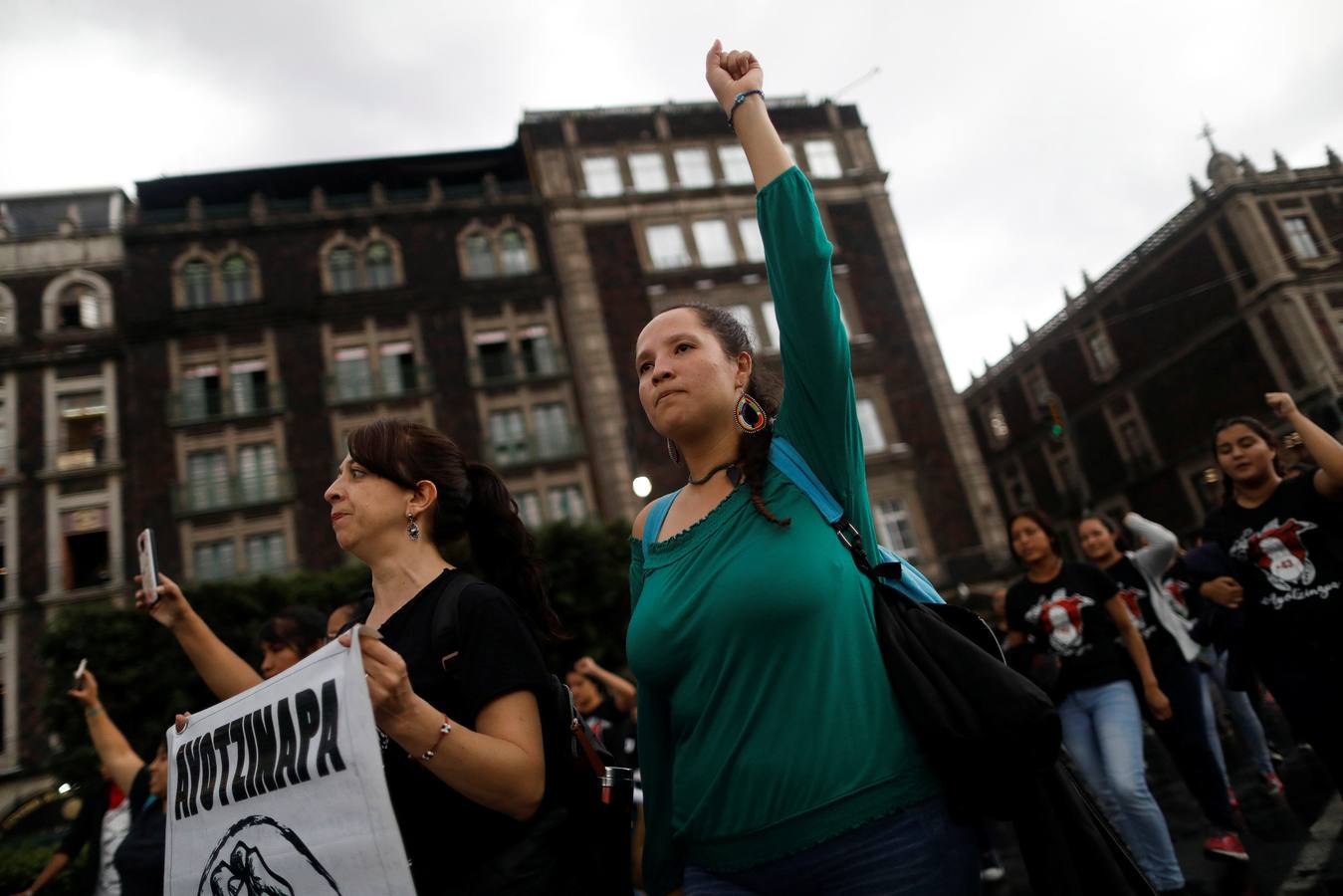 Familiares y amigos de los estudiantes desaparecidos en Ayotzinapa se manifiestan en Ciudad de México para exigir justicia en el mismo día en que se cumplen cuatro años de la desaparición de los 43 estudiantes, en el sureño estado de Guerrero.