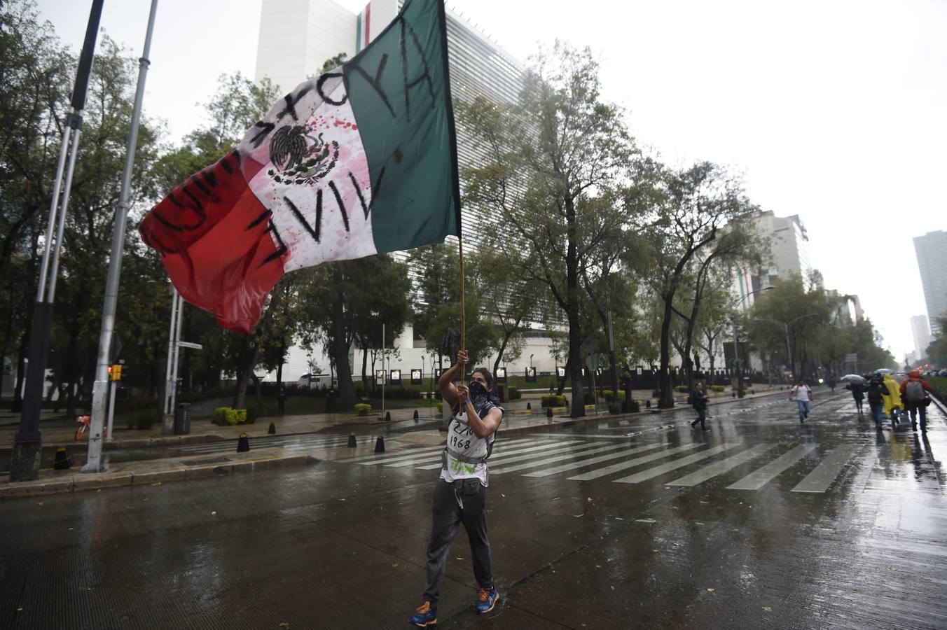 Familiares y amigos de los estudiantes desaparecidos en Ayotzinapa se manifiestan en Ciudad de México para exigir justicia en el mismo día en que se cumplen cuatro años de la desaparición de los 43 estudiantes, en el sureño estado de Guerrero.