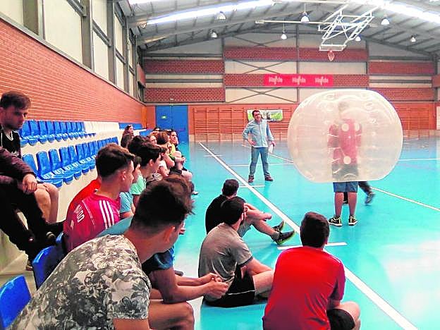 Un grupo de jóvenes se dispone a jugar un partido de 'fútbol burbuja' el pabellón de Corvera. ayto.