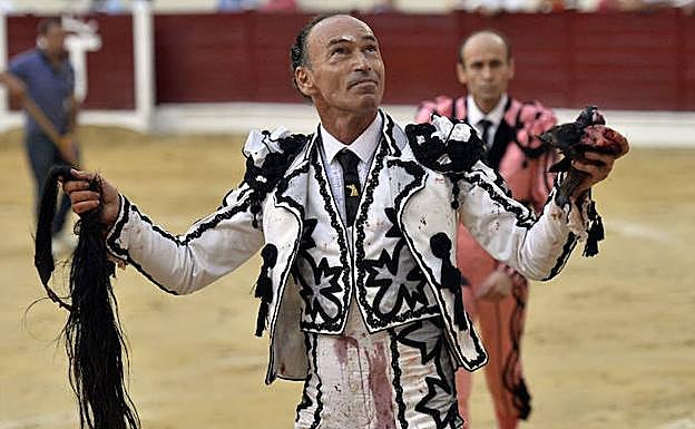 Pepín Liria muestra los trofeos obtenidos en su última corrida.