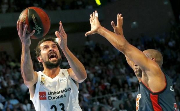 Sergio Llull, en una acción ante Jayson Granger en la final de la Supercopa Endesa. 