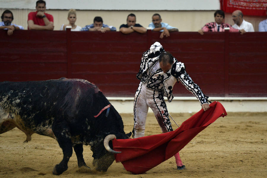 El torero celebra su última corrida junto a El Juli en la plaza de La Era de Abarán