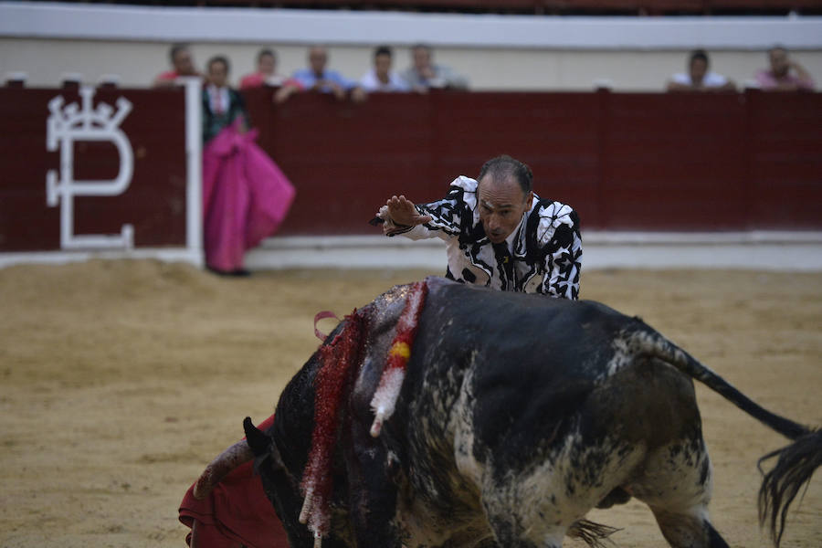 El torero celebra su última corrida junto a El Juli en la plaza de La Era de Abarán