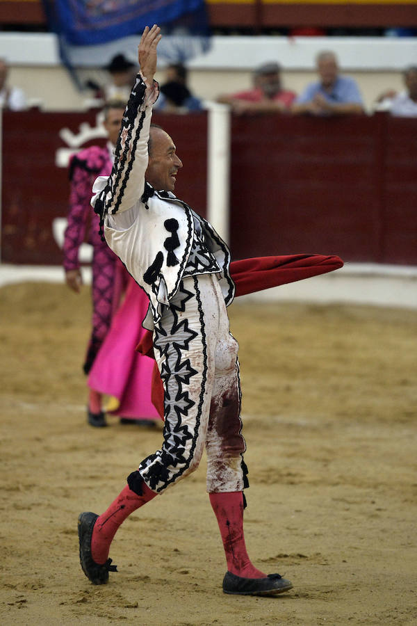 El torero celebra su última corrida junto a El Juli en la plaza de La Era de Abarán