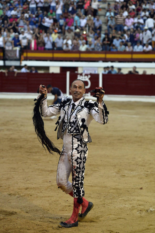 El torero celebra su última corrida junto a El Juli en la plaza de La Era de Abarán