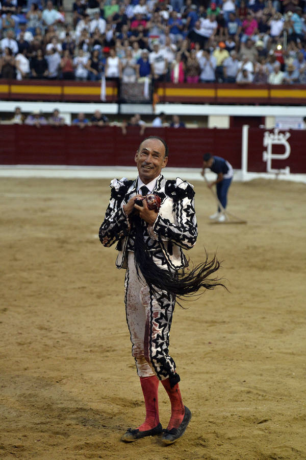 El torero celebra su última corrida junto a El Juli en la plaza de La Era de Abarán