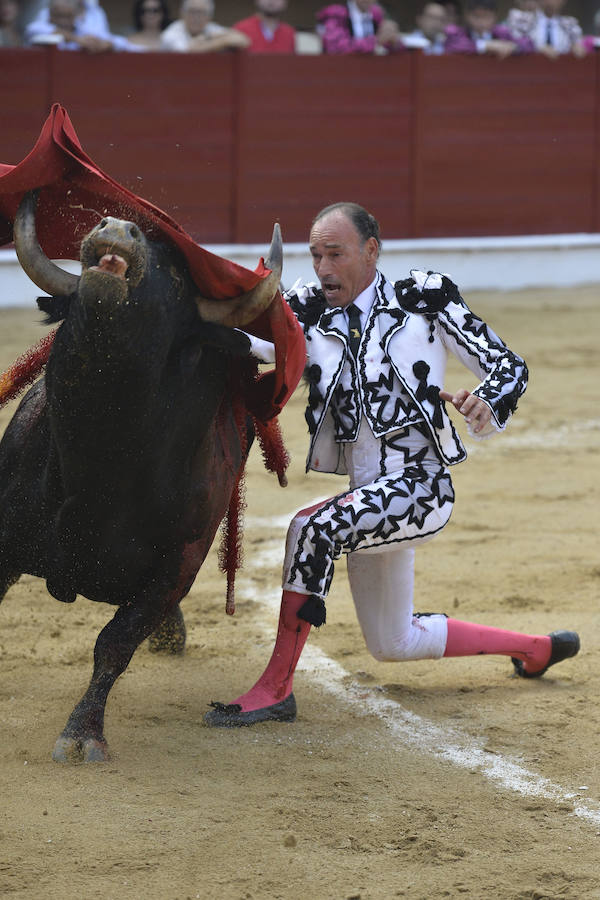 El torero celebra su última corrida junto a El Juli en la plaza de La Era de Abarán