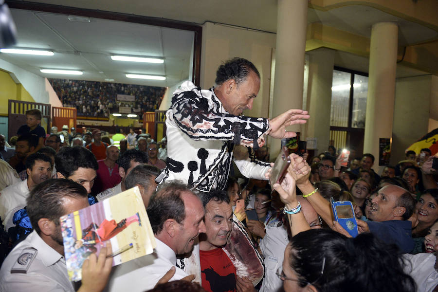 El torero celebra su última corrida junto a El Juli en la plaza de La Era de Abarán