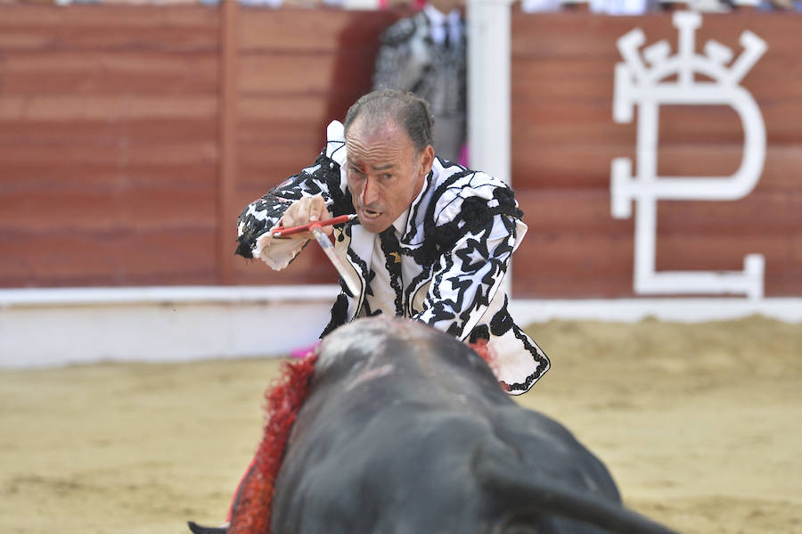 El torero celebra su última corrida junto a El Juli en la plaza de La Era de Abarán