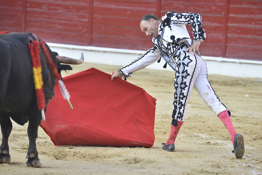 El torero celebra su última corrida junto a El Juli en la plaza de La Era de Abarán