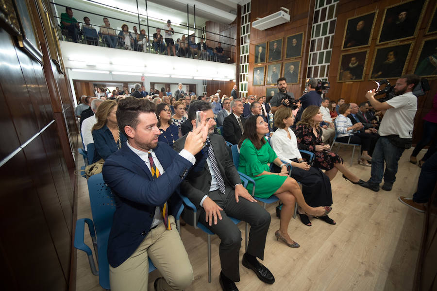 El presidente regional señala, ante las preguntas sobre si se va a reunir con el máximo responsable de la Universidad Católica para rebajar la tensión, que él, «de tensión», anda «muy bien»