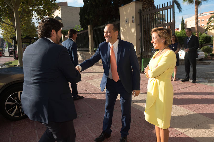 El presidente regional señala, ante las preguntas sobre si se va a reunir con el máximo responsable de la Universidad Católica para rebajar la tensión, que él, «de tensión», anda «muy bien»