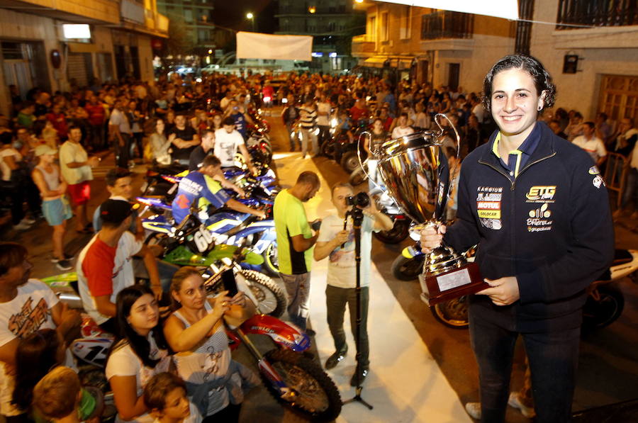 La histórica hazaña merecía un recibimiento como el que le brindó su pueblo, Cehegín, cuyos vecinos se echaron a las calles para homenajear a su paisana. 