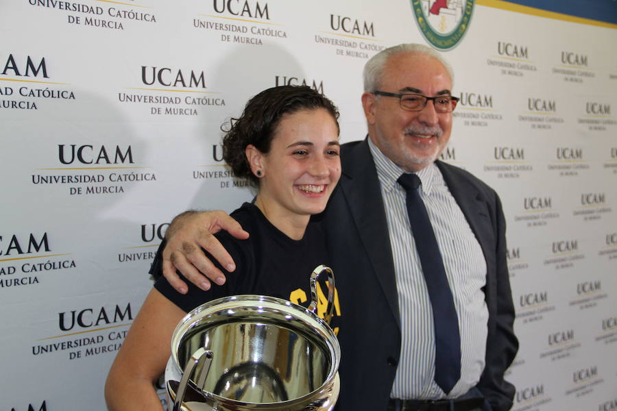 «Estudio Derecho por si el plan A falla», dijo en una entrevista a 'La Verdad' el pasado agosto. La ceheginera, de forma paralela, sigue adelante con sus estudios en la Universidad Católica San Antonio de Murcia. En la imagen, con el presidente de la UCAM, José Luis Mendoza.