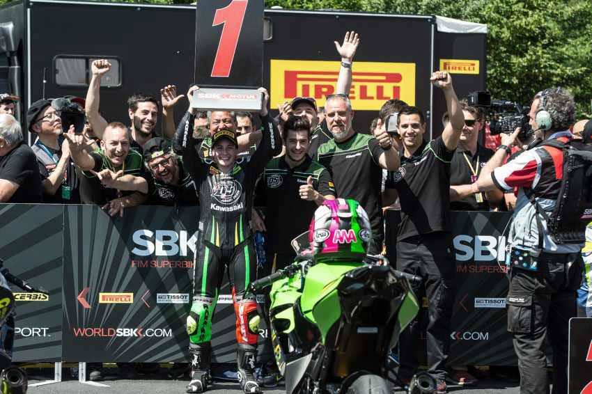 Celebración del primer puesto conseguido en el GP de Italia. Tras esta carrera presentó su candidatura a la obtención del Mundial de Supersport 300 con su Kawasaki Ninja 400.