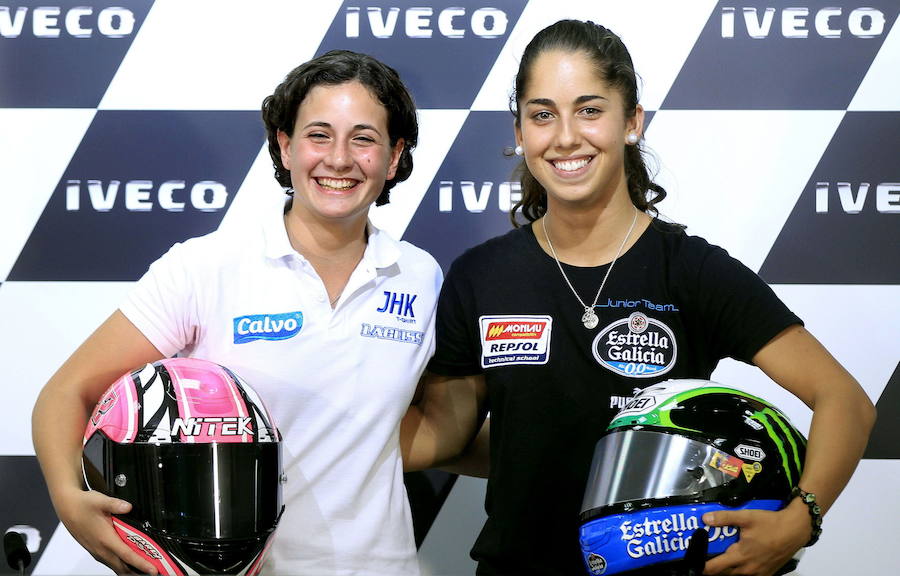 Ana Carrasco junto a María Herrera en el circuito de Motorland, en Alcañiz, en la temporada 2013.