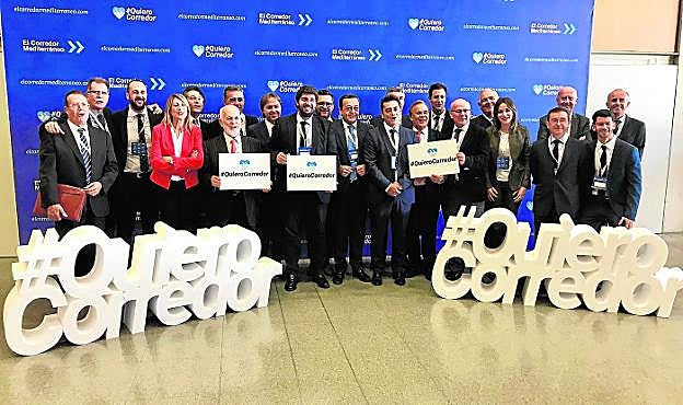 El presidente López Miras y el consejero de Fomento posan con la delegación empresarial murciana que acudió ayer a Barcelona. 