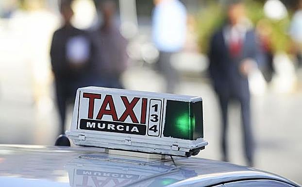 Un taxi en Murcia con el piloto verde encendido 