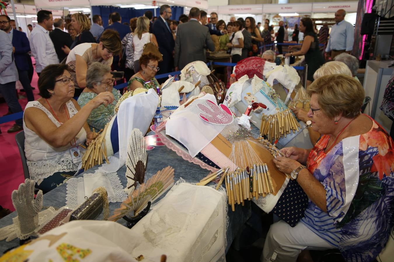 Una alfombra de color dió la bienvenida a los primeros visitantes de la Feria de Artesanía de la Región de Murcia, Feramur, que volvía después de tres años a Santa Quiteria, en Lorca