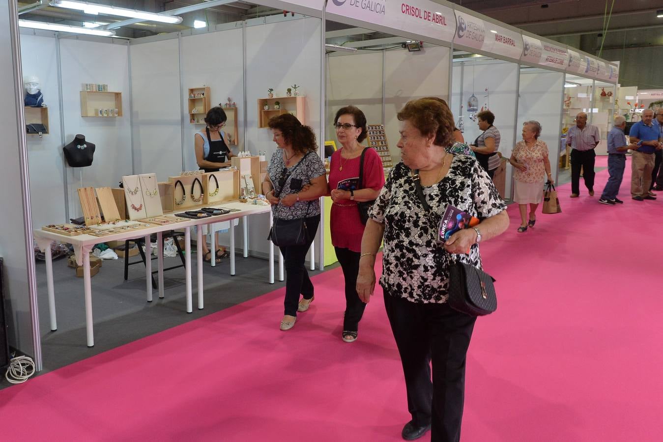 Una alfombra de color dió la bienvenida a los primeros visitantes de la Feria de Artesanía de la Región de Murcia, Feramur, que volvía después de tres años a Santa Quiteria, en Lorca