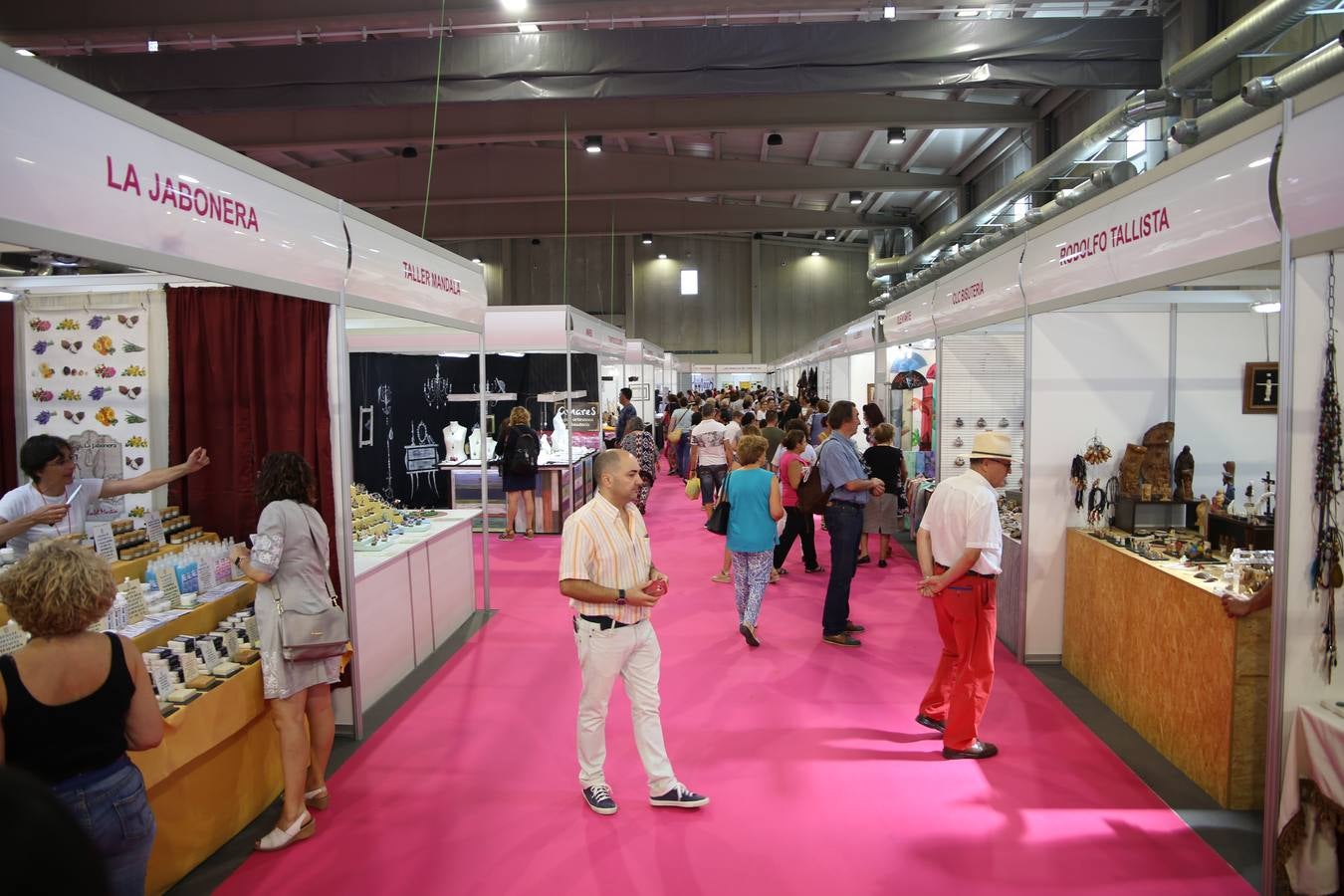 Una alfombra de color dió la bienvenida a los primeros visitantes de la Feria de Artesanía de la Región de Murcia, Feramur, que volvía después de tres años a Santa Quiteria, en Lorca