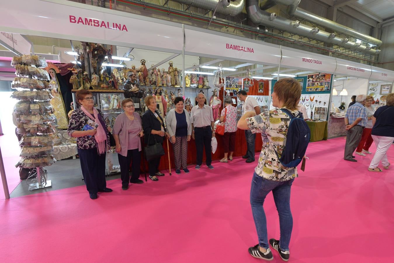 Una alfombra de color dió la bienvenida a los primeros visitantes de la Feria de Artesanía de la Región de Murcia, Feramur, que volvía después de tres años a Santa Quiteria, en Lorca