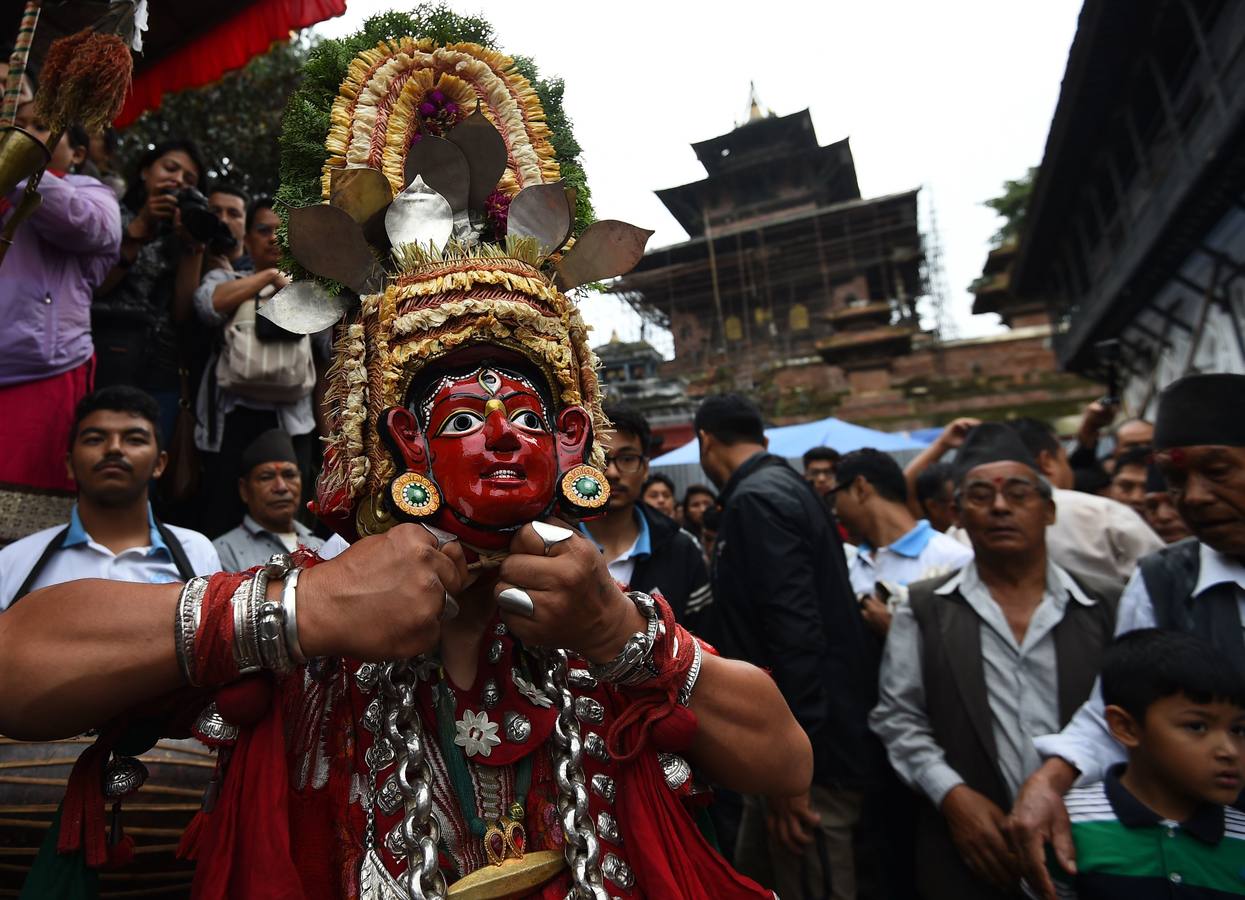 Miles de fieles asisten a las celebraciones del festival Indra Jatra, en Katmandú, Nepal, donde la mujeres se reúnen para beber alcohol casero de la boca del dios Bhairab, bailarines enmascarados danzan representando a las deidades locales y la diosa viviente Kumari, encarnada en una niña, es adorada durante una multidudinaria procesión.