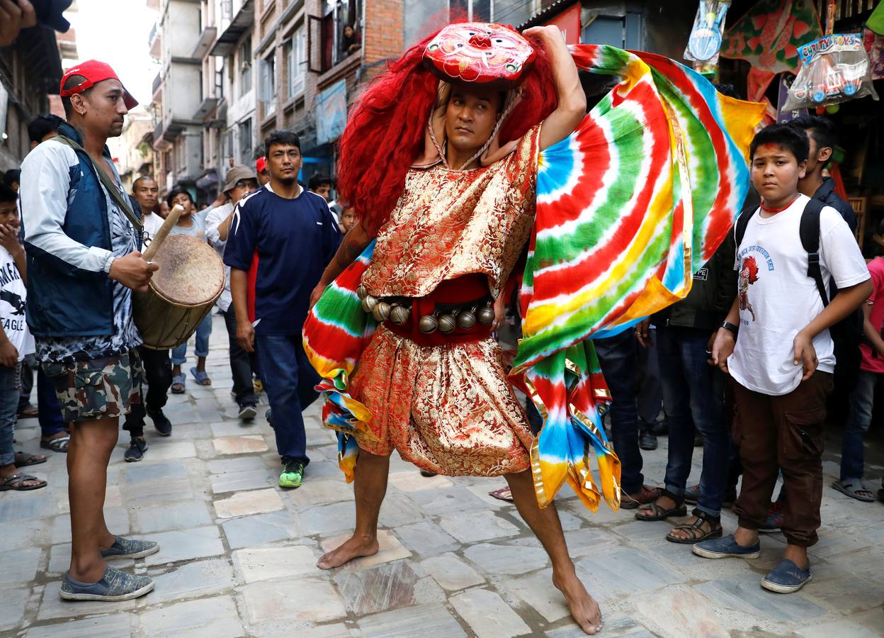 Miles de fieles asisten a las celebraciones del festival Indra Jatra, en Katmandú, Nepal, donde la mujeres se reúnen para beber alcohol casero de la boca del dios Bhairab, bailarines enmascarados danzan representando a las deidades locales y la diosa viviente Kumari, encarnada en una niña, es adorada durante una multidudinaria procesión.