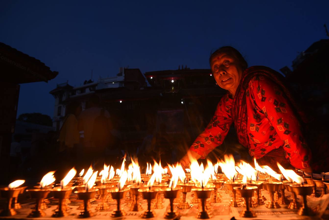 Miles de fieles asisten a las celebraciones del festival Indra Jatra, en Katmandú, Nepal, donde la mujeres se reúnen para beber alcohol casero de la boca del dios Bhairab, bailarines enmascarados danzan representando a las deidades locales y la diosa viviente Kumari, encarnada en una niña, es adorada durante una multidudinaria procesión.