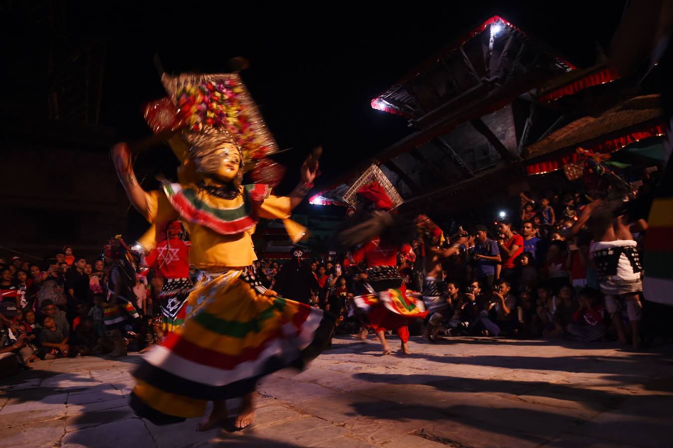 Miles de fieles asisten a las celebraciones del festival Indra Jatra, en Katmandú, Nepal, donde la mujeres se reúnen para beber alcohol casero de la boca del dios Bhairab, bailarines enmascarados danzan representando a las deidades locales y la diosa viviente Kumari, encarnada en una niña, es adorada durante una multidudinaria procesión.