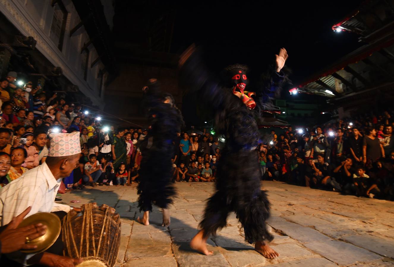 Miles de fieles asisten a las celebraciones del festival Indra Jatra, en Katmandú, Nepal, donde la mujeres se reúnen para beber alcohol casero de la boca del dios Bhairab, bailarines enmascarados danzan representando a las deidades locales y la diosa viviente Kumari, encarnada en una niña, es adorada durante una multidudinaria procesión.